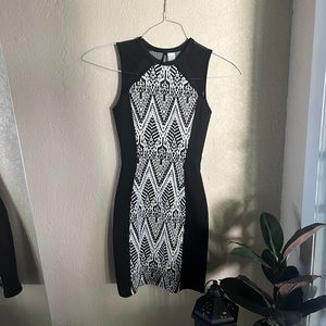 Size: US 2. Sleeveless Black and White H&M DIVIDED Dress 🐈‍⬛🍷